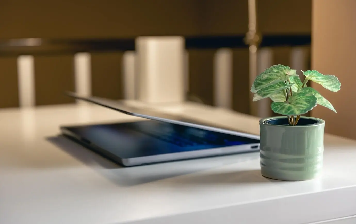 Laptop auf dem Schreibtisch vor einem unscharfen Hintergrund