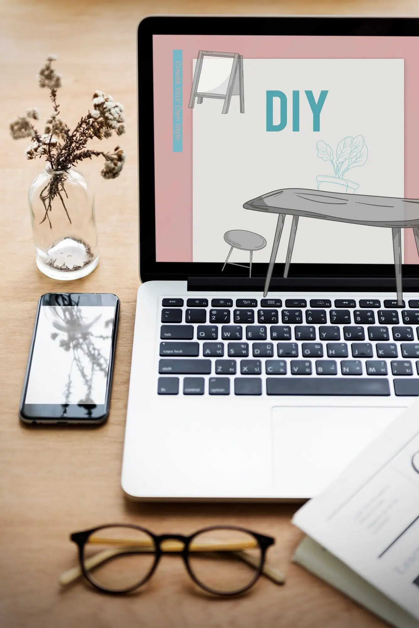 Innenraum einer Wohnung mit DIY-Dekoration und Einrichtung